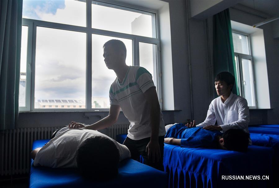 Игроки футбольной команды слепых Чанчуньского университета