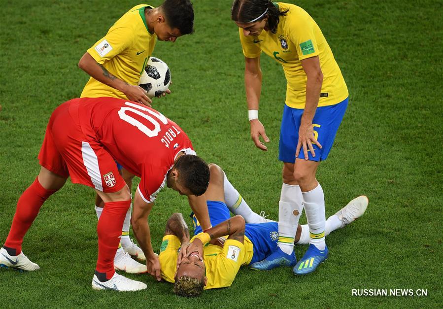 Футбол -- ЧМ-2018, группа E: сборная Бразилии вышла в 1/8 финала