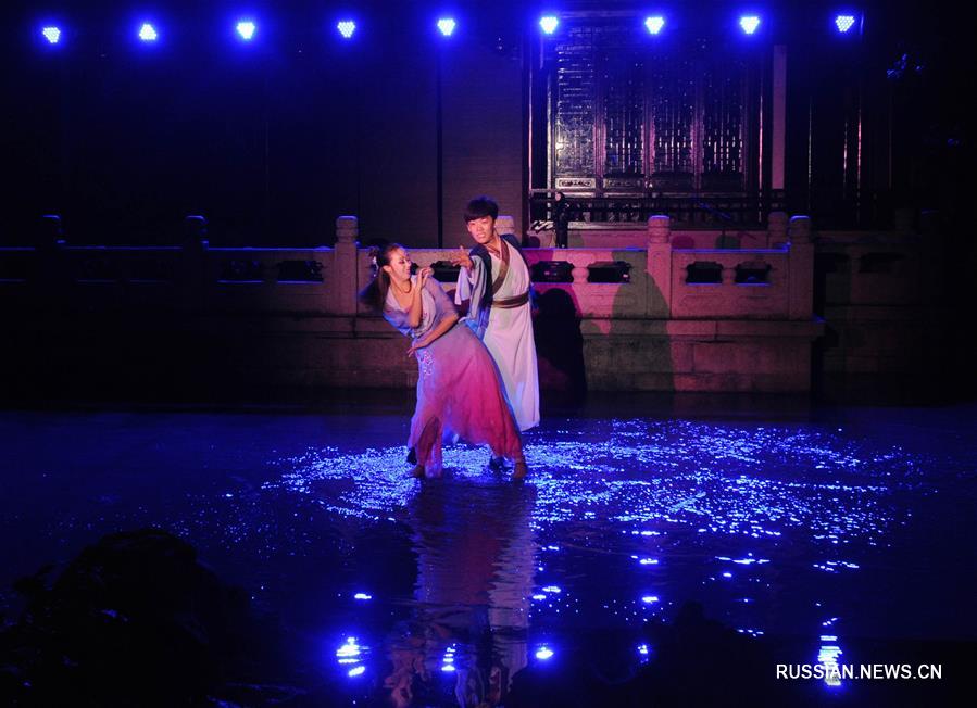 В Сучжоу прошел спектакль "Отражение луны в горном пруду"