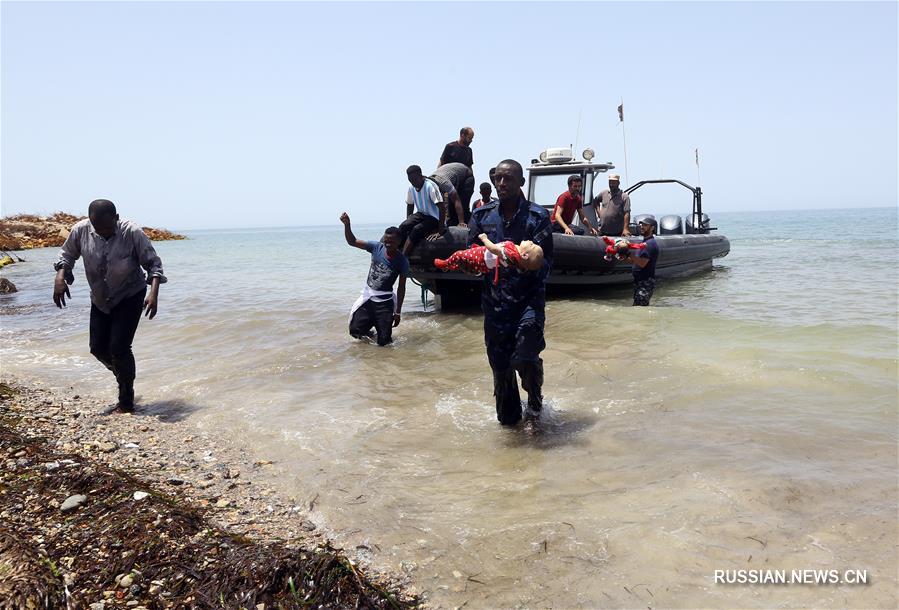 В западной акватории Ливии перевернулось судно с нелегальными мигрантами, более 100  человек пропали без вести 