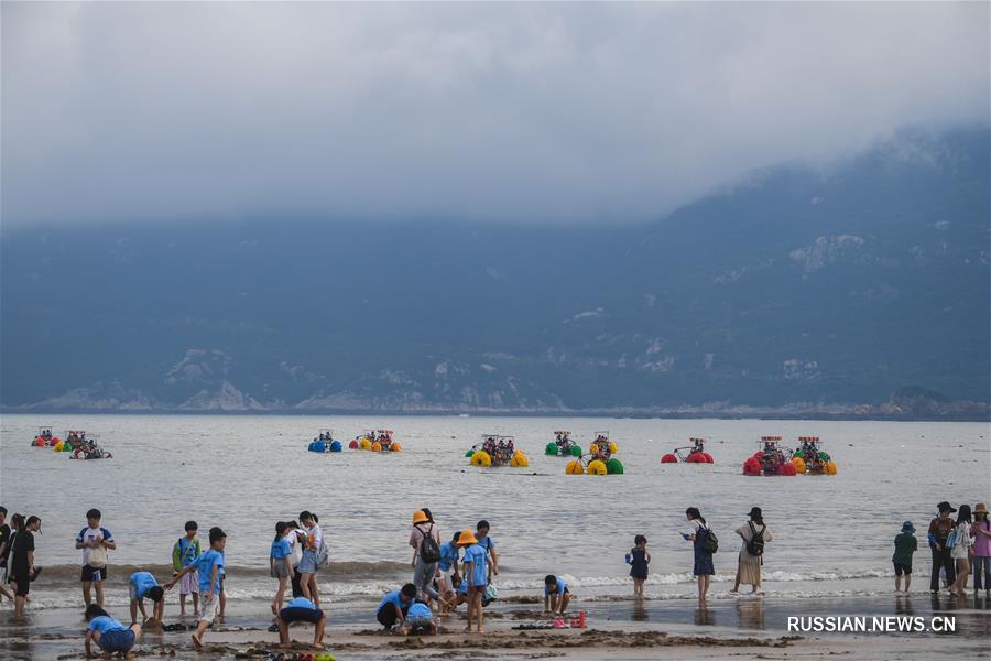 В прибрежном ландшафтном парке "Чжуцзяцзянь" начинается пик туристического сезона