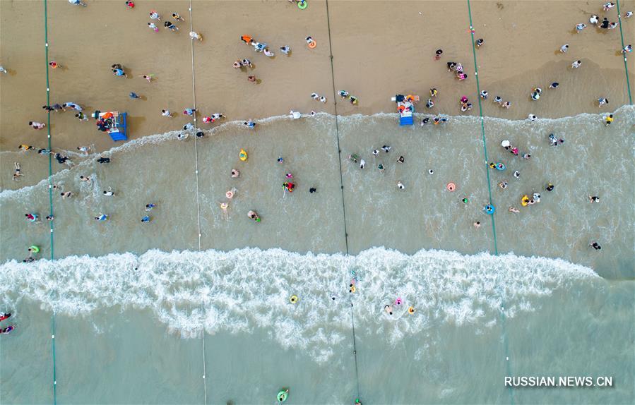 В прибрежном ландшафтном парке "Чжуцзяцзянь" начинается пик туристического сезона