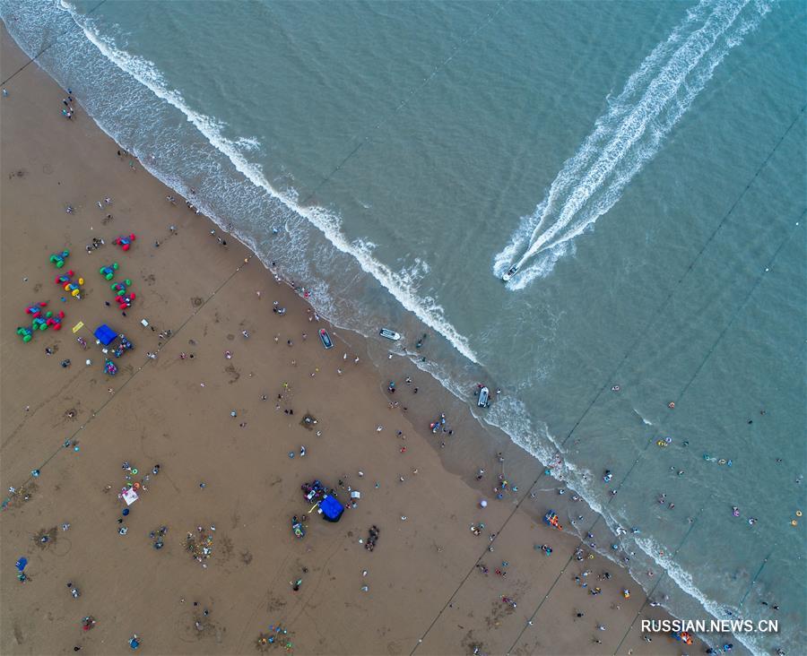 В прибрежном ландшафтном парке "Чжуцзяцзянь" начинается пик туристического сезона