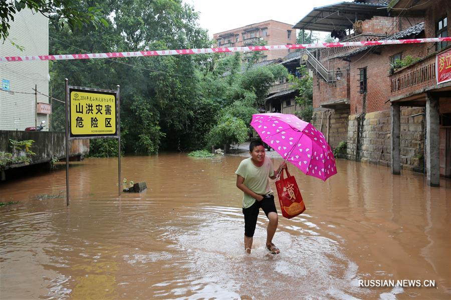 В провинции Сычуань более 110 тыс. человек пострадали от проливных дождей