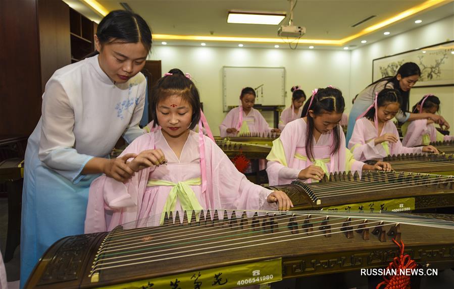 Бесплатные курсы для детей по обучению народной музыке в провинции Хэбэй