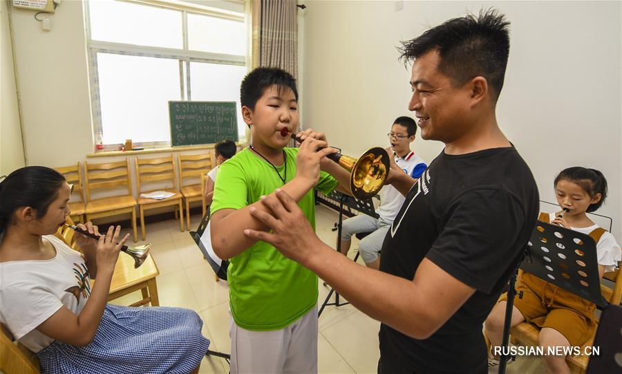 Бесплатные курсы для детей по обучению народной музыке в провинции Хэбэй