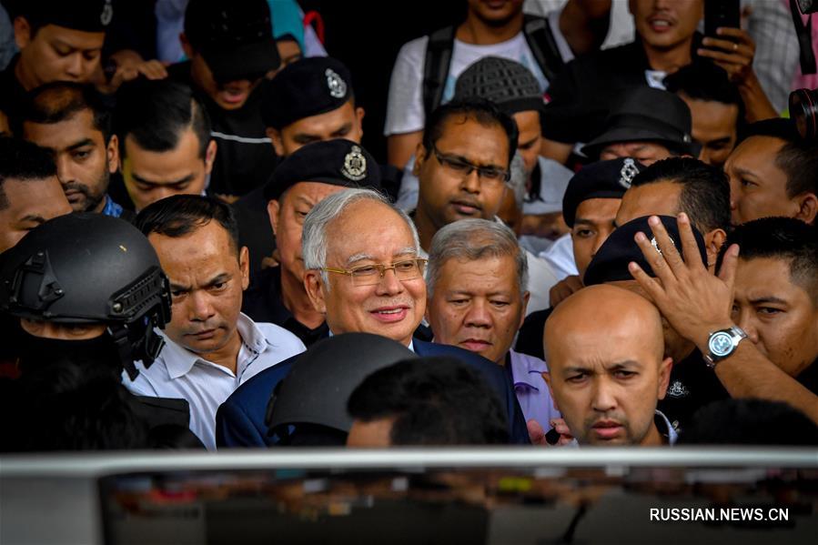 Экс-премьера Малайзии Наджиба Разака судят по обвинению в коррупции