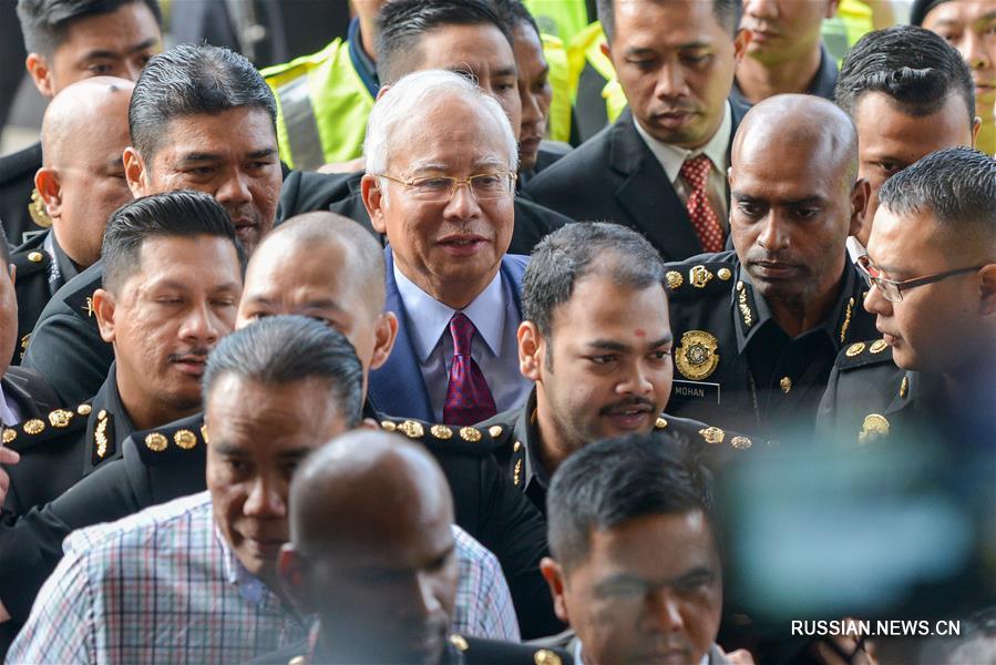Экс-премьера Малайзии Наджиба Разака судят по обвинению в коррупции
