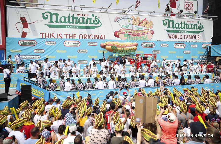 На чемпионате по поеданию хот-догов в Нью-Йорке снова установили рекорд