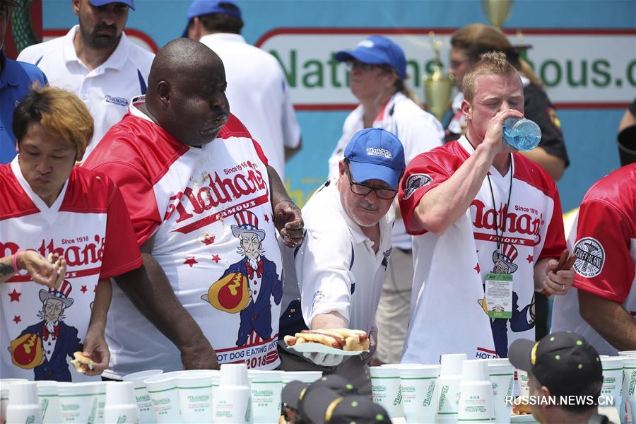 На чемпионате по поеданию хот-догов в Нью-Йорке снова установили рекорд