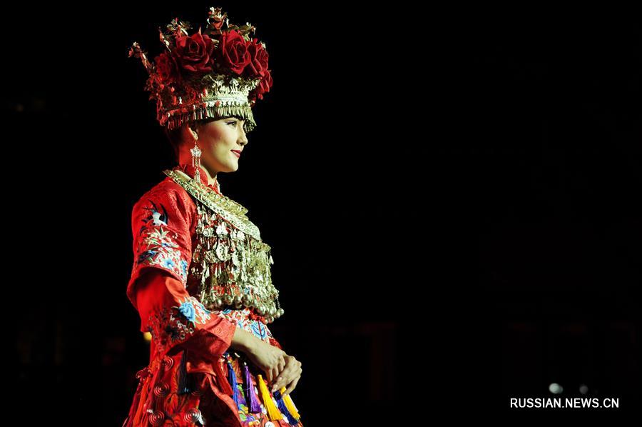 В Юго-Западном Китая прошел показ национальных костюмов