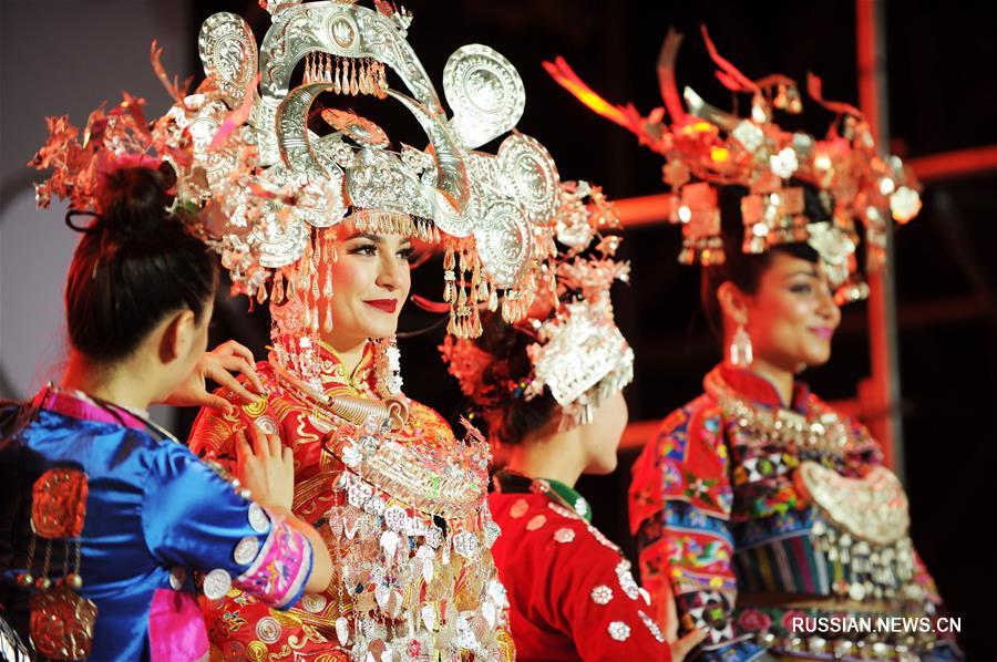 В Юго-Западном Китая прошел показ национальных костюмов