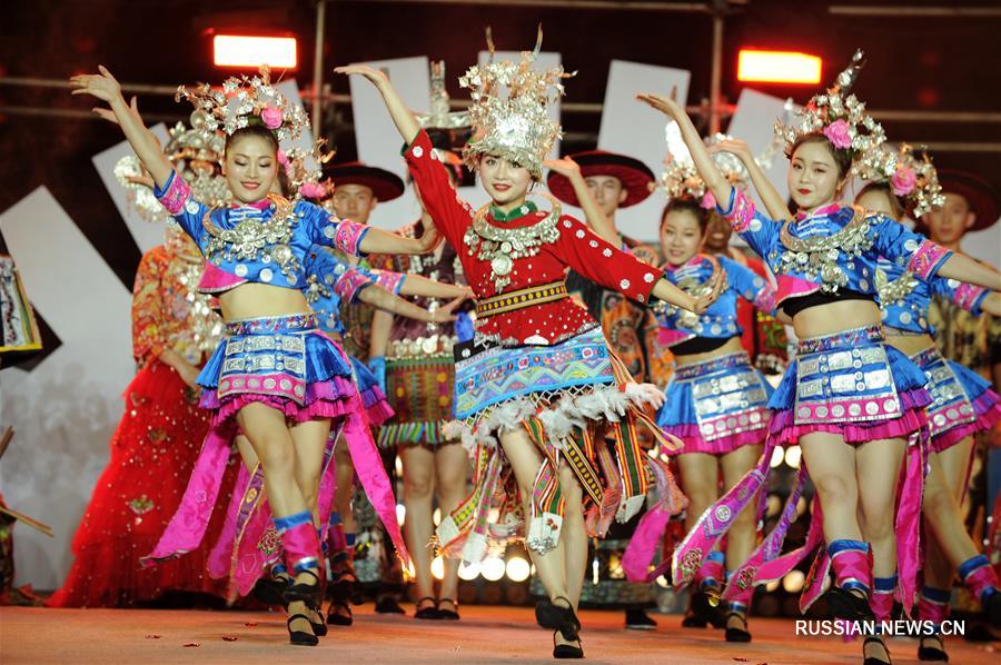 В Юго-Западном Китая прошел показ национальных костюмов
