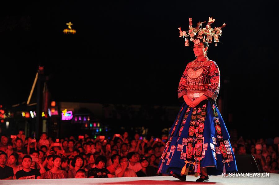 В Юго-Западном Китая прошел показ национальных костюмов