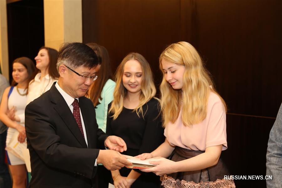 30 белорусских студентов и школьников получили Премию китайского посла