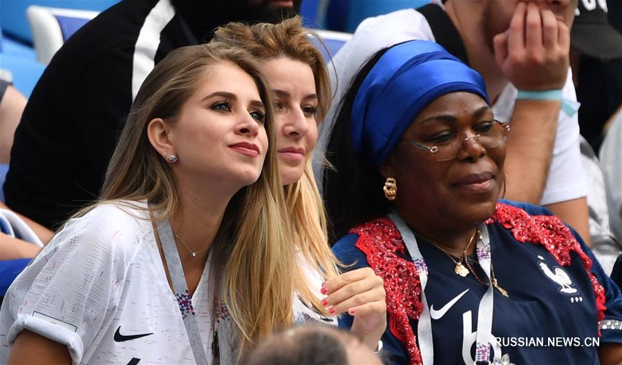 Футбол -- ЧМ-2018, четвертьфинал: болельщики перед матчем Уругвай -- Франция