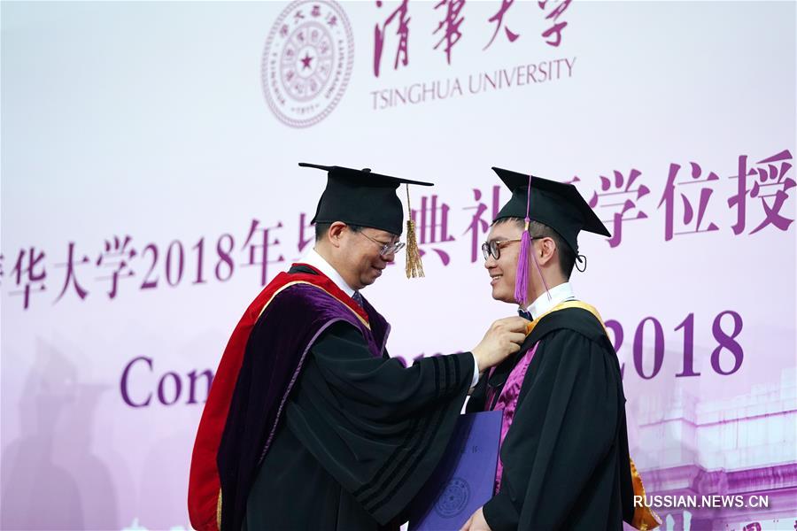 Выпускная церемония в университете "Цинхуа"