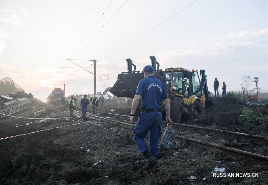 Число погибших при сходе поезда с рельсов в Турции достигло 24 человек  