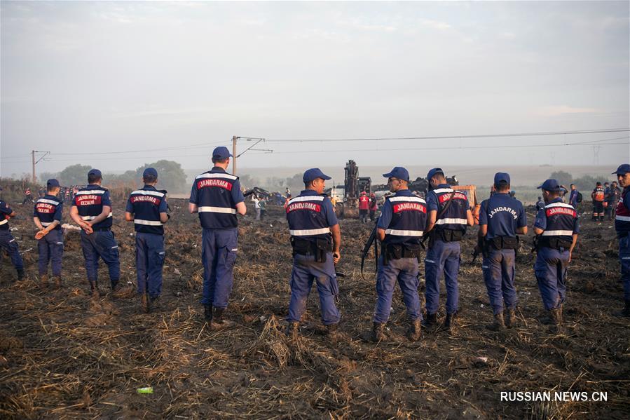 Число погибших при сходе поезда с рельсов в Турции достигло 24 человек  