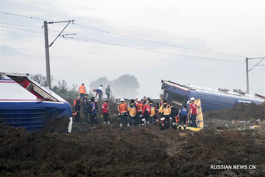 Число погибших при сходе поезда с рельсов в Турции достигло 24 человек  