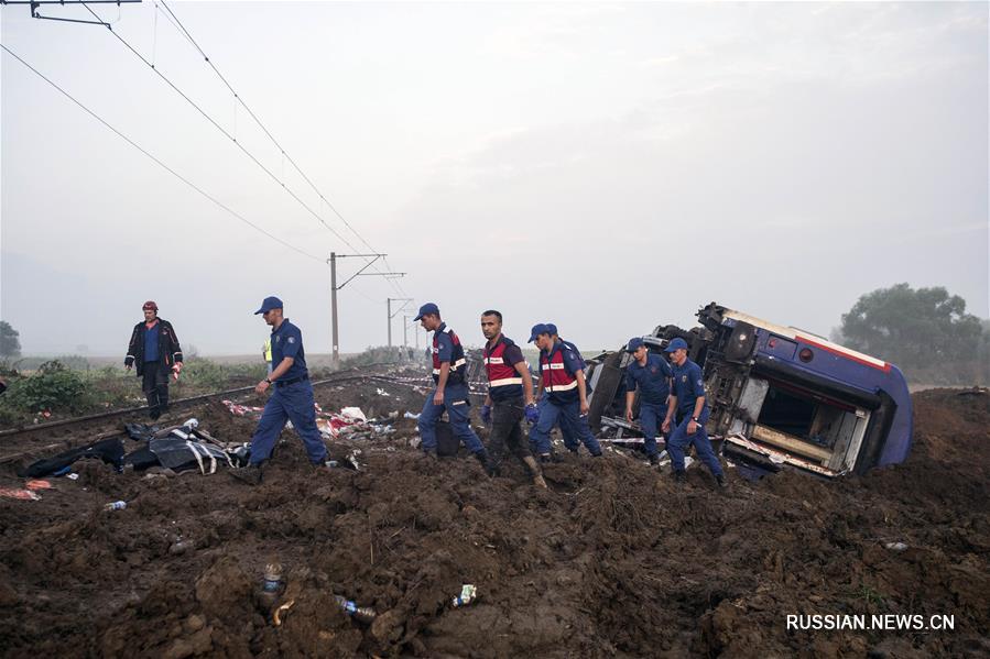 Число погибших при сходе поезда с рельсов в Турции достигло 24 человек  