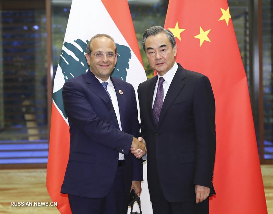 Ван И встретился с министром экономики и торговли Ливана Раедом аль-Хури
