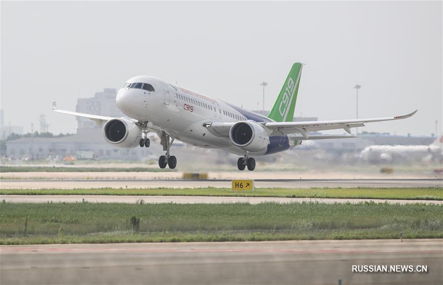 Китайский крупногабаритный авиалайнер C919 совершил тестовый перелет из Шанхая в Дунъин