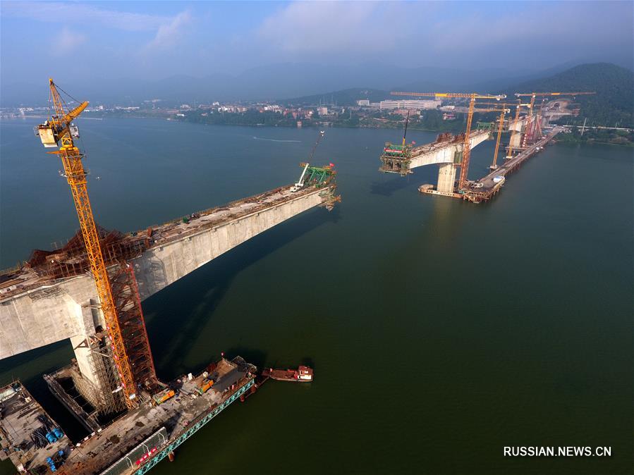Строительство мегамоста через реку Ханьцзян в провинции Хубэй -- ключевая часть строительства ВСЖД Ухань-Шиянь