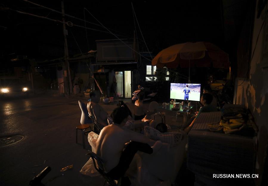 Ночь большого футбола в пекинских переулках