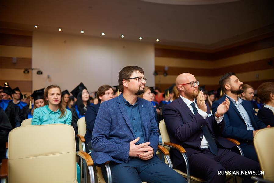 Во Владивостоке состоялась торжественная церемония награждения лучших выпускников ДВФУ 2018 года