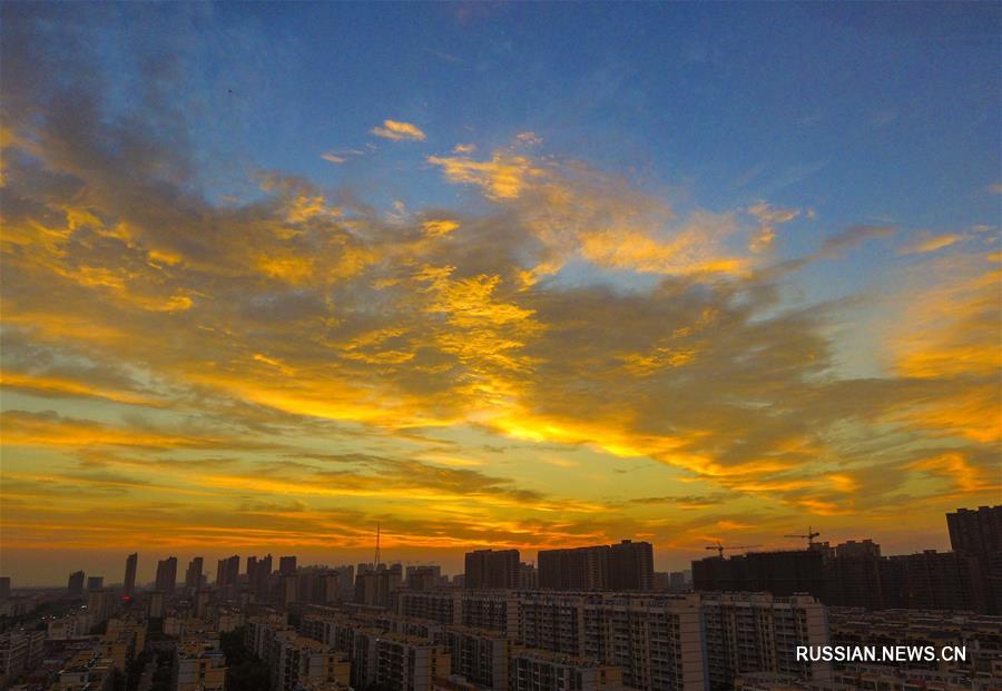 "Огненные" облака на закате в провинции Цзянсу