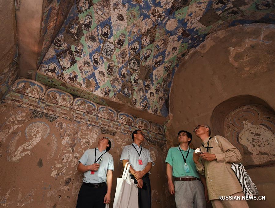 В Пекине проходит выставка фресок и восстановленных картин из Кэцзыэрских пещер