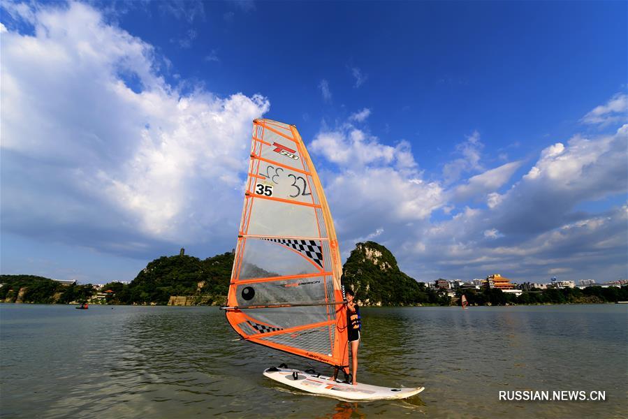 Летний день у берега реки на юго-западе Китая