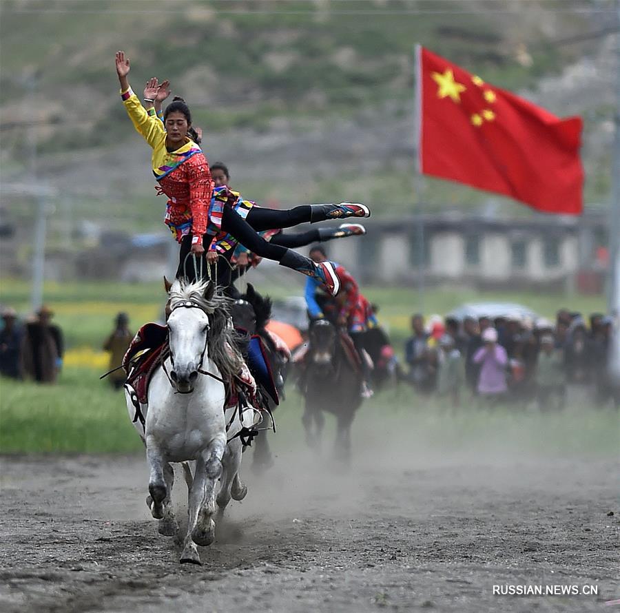 Выступление тибетских мастеров конного спорта в Нагардзе