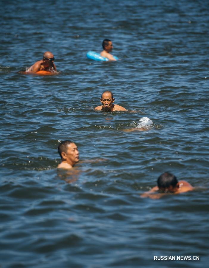 Летнее единение с водной стихией в чанчуньском парке "Наньху"