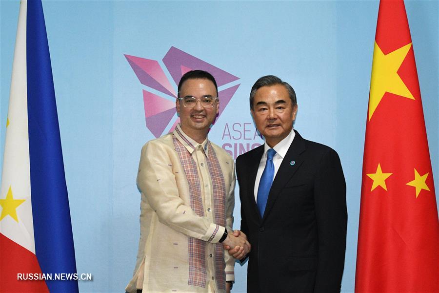 Ван И в Сингапуре встретился с главой МИД Филиппин А.П.Кайетано