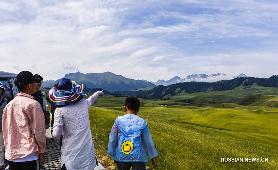 Прекрасные пейзажи Синьцзян-Уйгурского автономного района привлекают все больше туристов