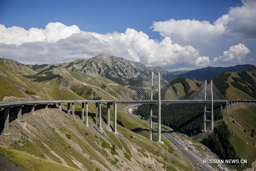 Прекрасные пейзажи Синьцзян-Уйгурского автономного района привлекают все больше туристов
