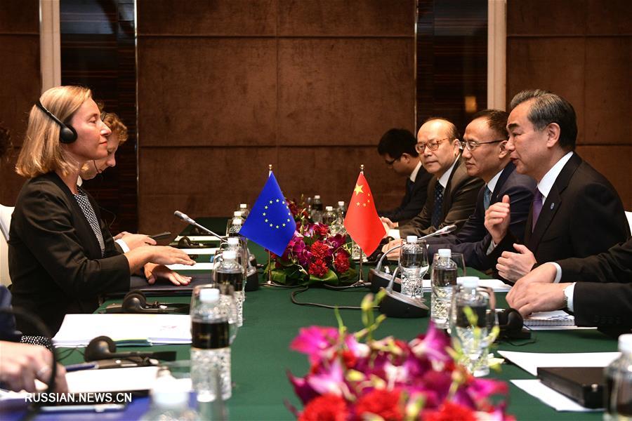 Ван И в Сингапуре встретился с главой дипломатии ЕС Ф.Могерини