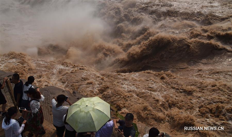 Количество воды в водопаде Хукоу продолжает увеличиваться