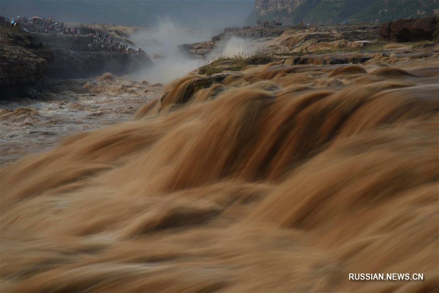 Количество воды в водопаде Хукоу продолжает увеличиваться