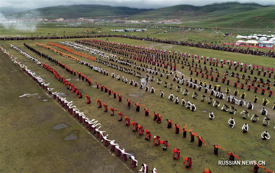 В уезде Литан провинции Сычуань открылся фестиваль конных скачек "1 августа"