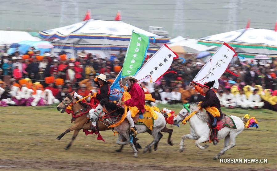 В уезде Литан провинции Сычуань открылся фестиваль конных скачек "1 августа"