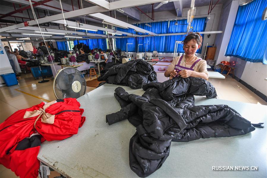 Производство детской одежды в поселке Чжили провинции Чжэцзян