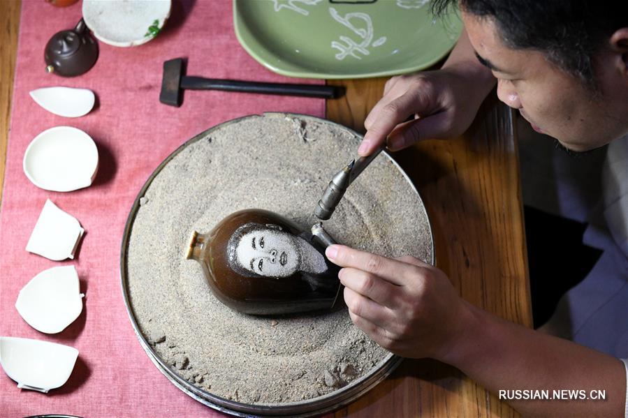 Мастер реставрации фарфоровых изделий Ли Цзюньхан