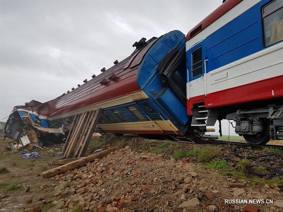 9 человек получили травмы при сходе с рельсов пассажирского поезда в Монголии