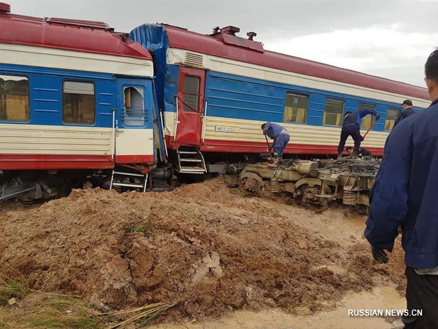 9 человек получили травмы при сходе с рельсов пассажирского поезда в Монголии