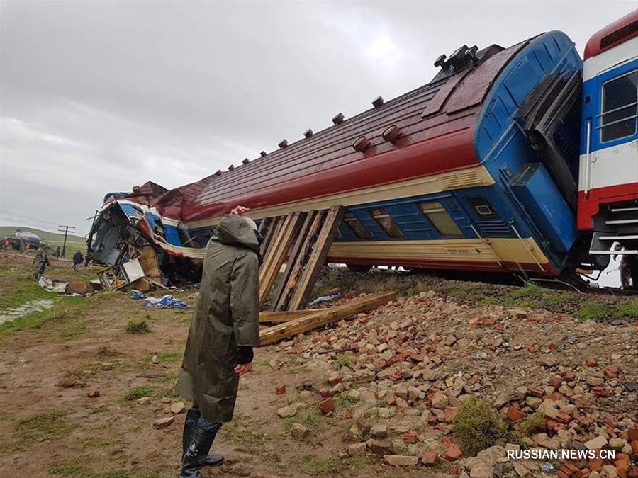 9 человек получили травмы при сходе с рельсов пассажирского поезда в Монголии