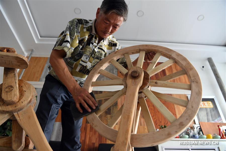Фермер из провинции Ганьсу сделал для себя деревянный велосипед!