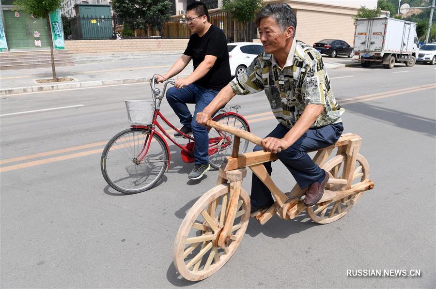 Фермер из провинции Ганьсу сделал для себя деревянный велосипед!